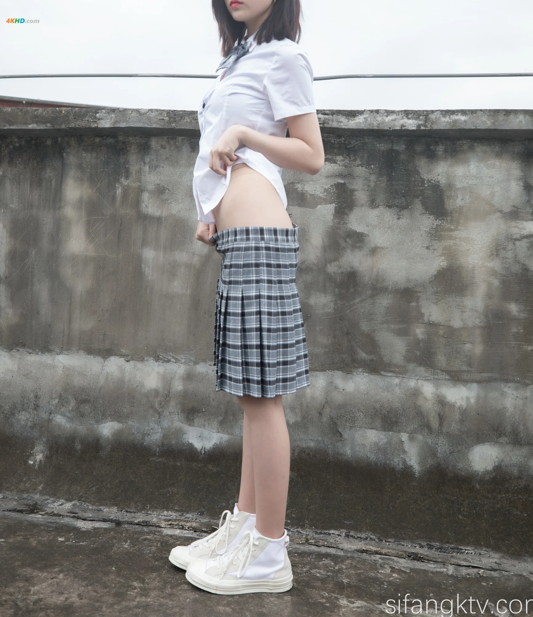 年年Nnian – 天台JK[739MB-78photos]