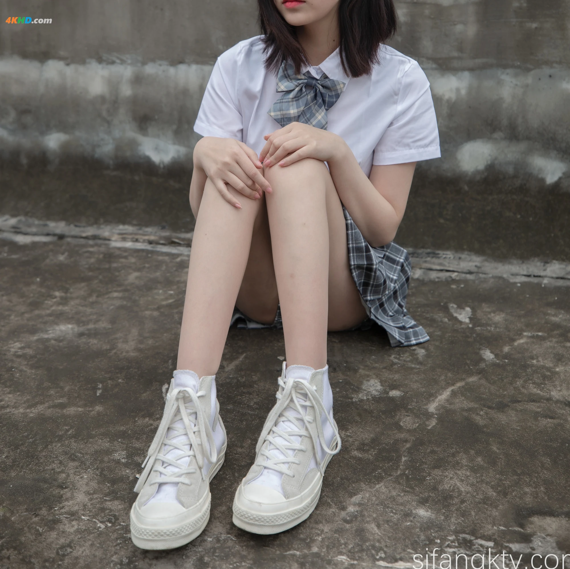 年年Nnian – 天台JK[739MB-78photos]