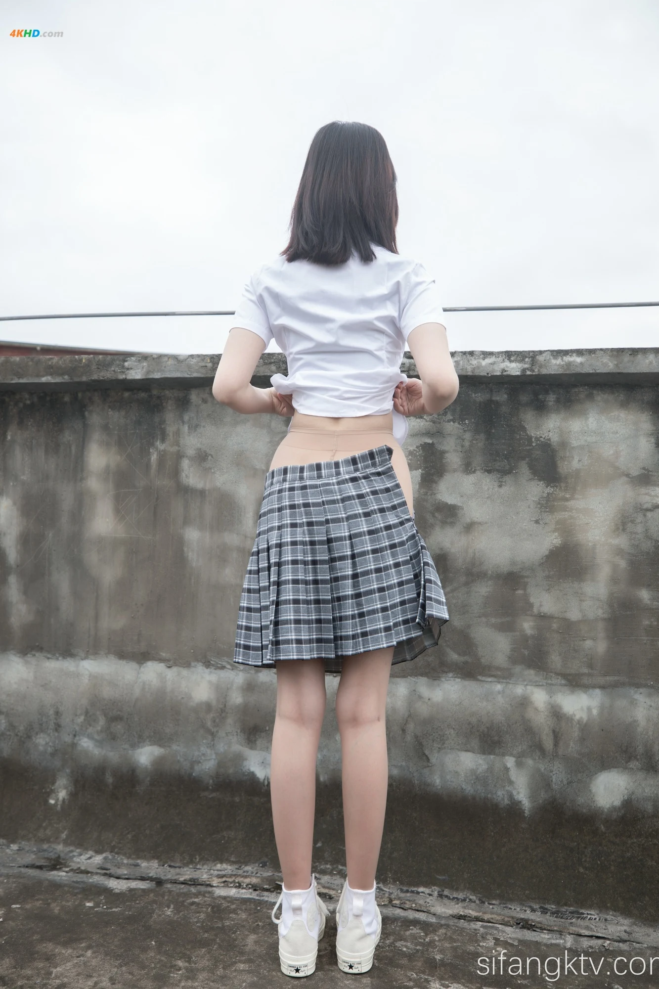 年年Nnian – 天台JK[739MB-78photos]