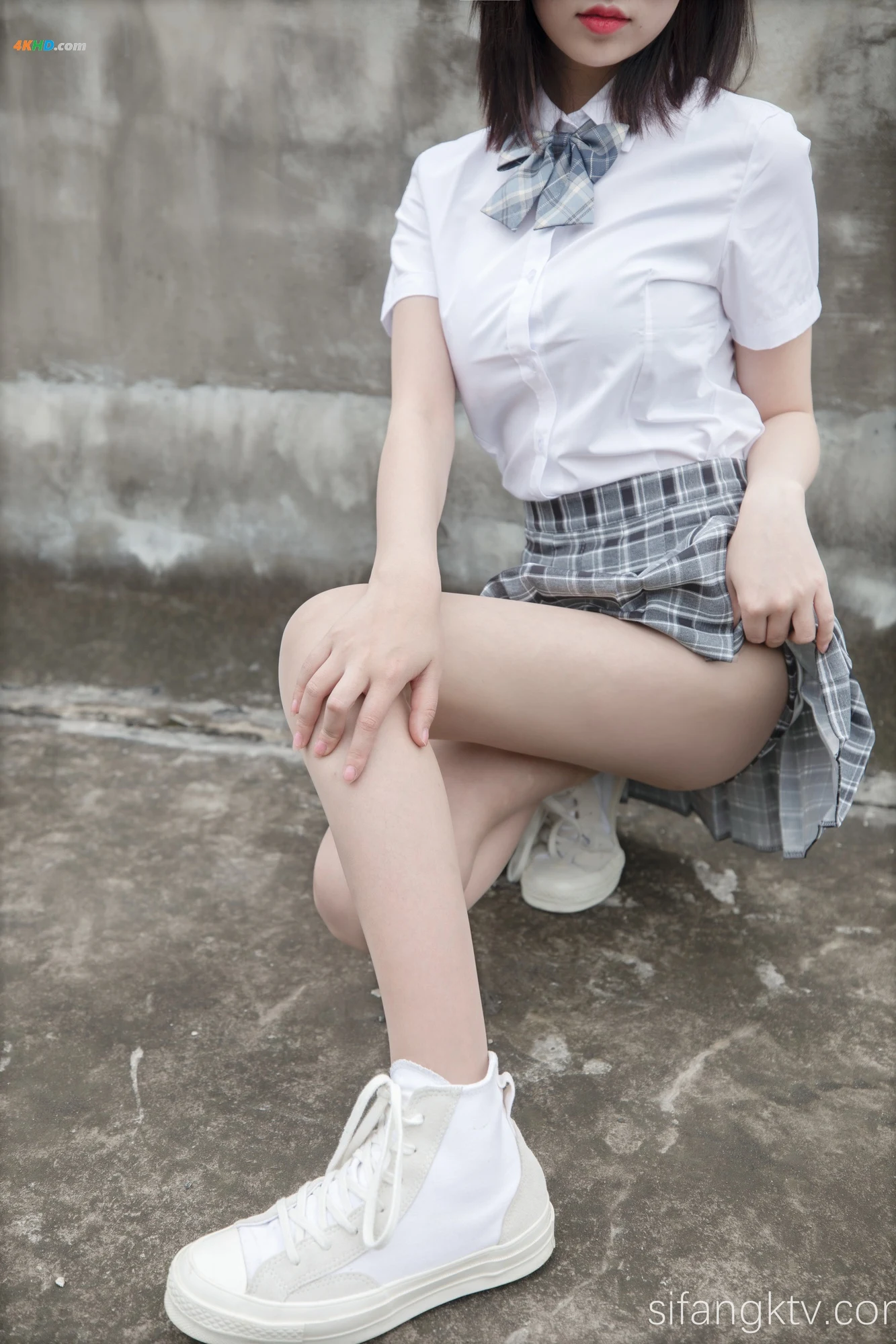 年年Nnian – 天台JK[739MB-78photos]