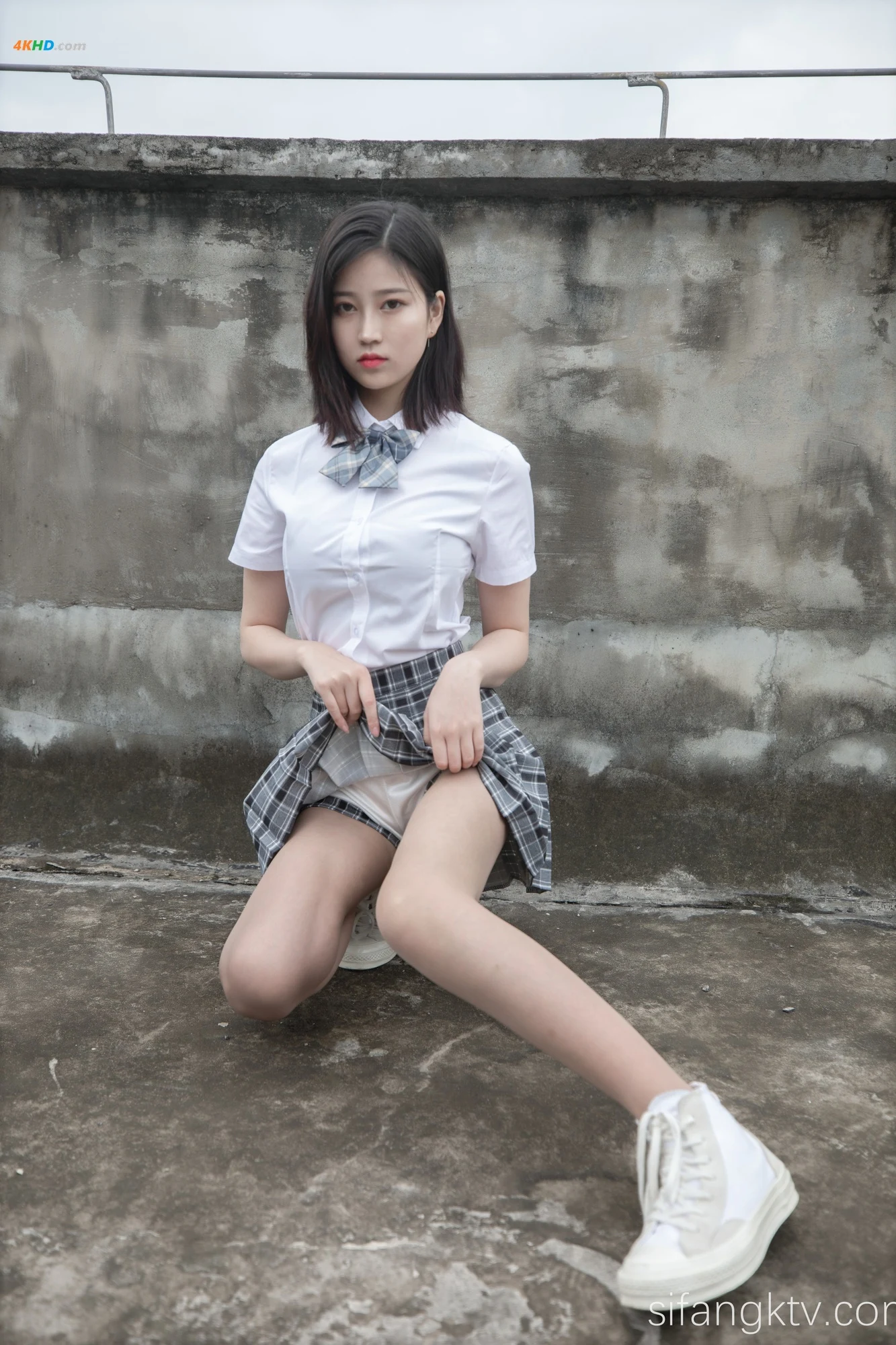 年年Nnian – 天台JK[739MB-78photos]