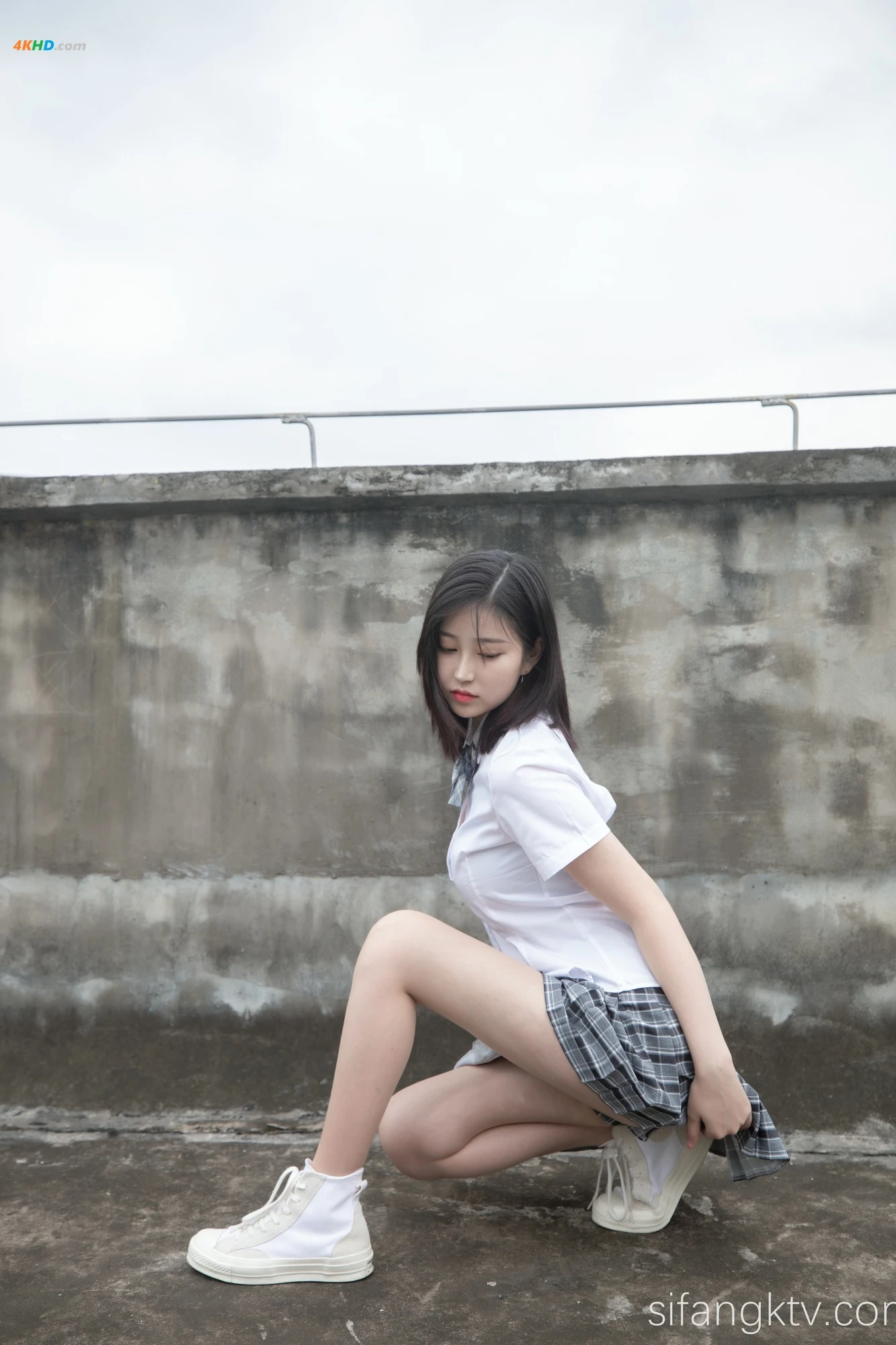 年年Nnian – 天台JK[739MB-78photos]