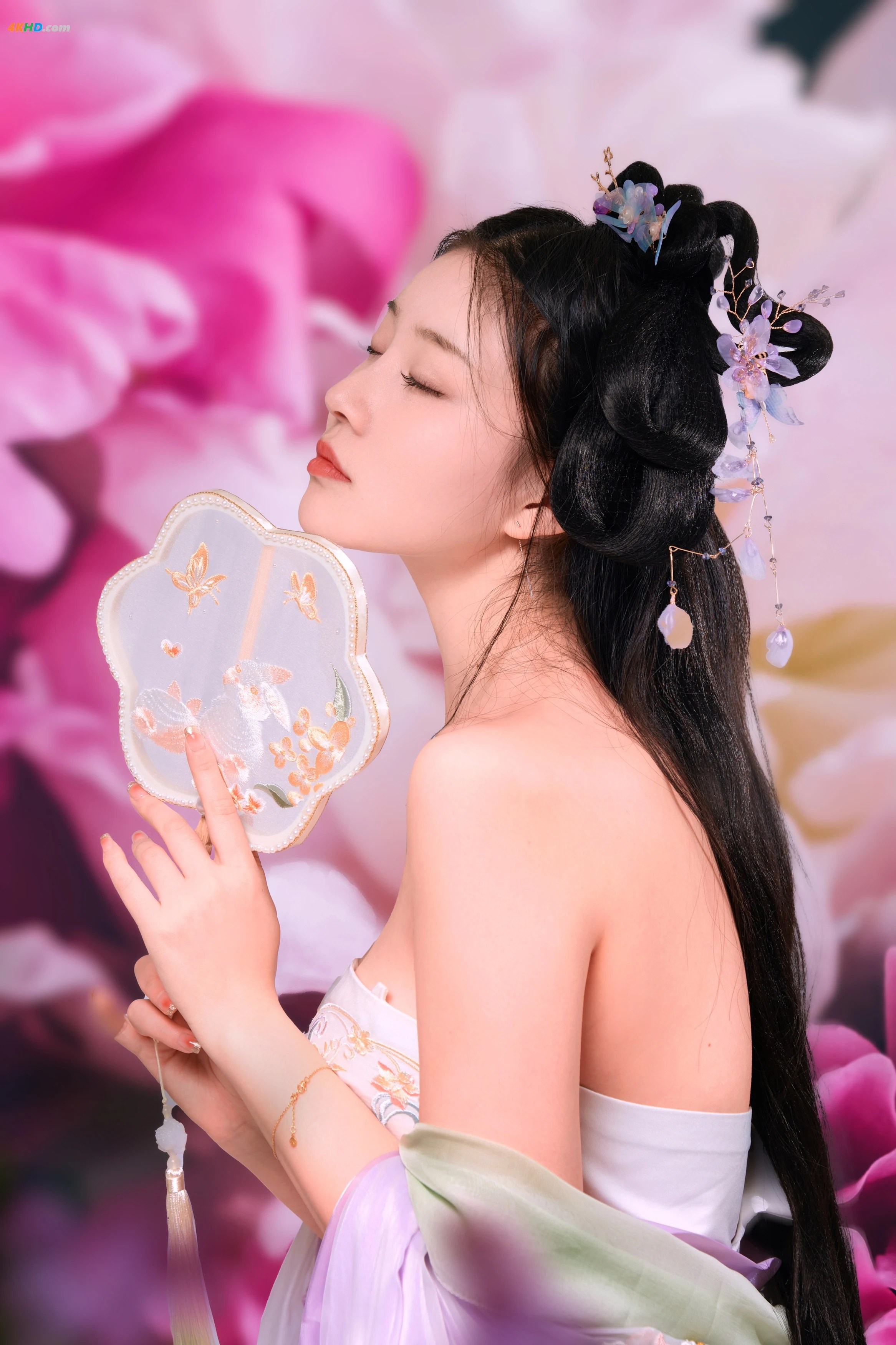 [cosplay] 年年 – 春日之時[121MB-30photos]