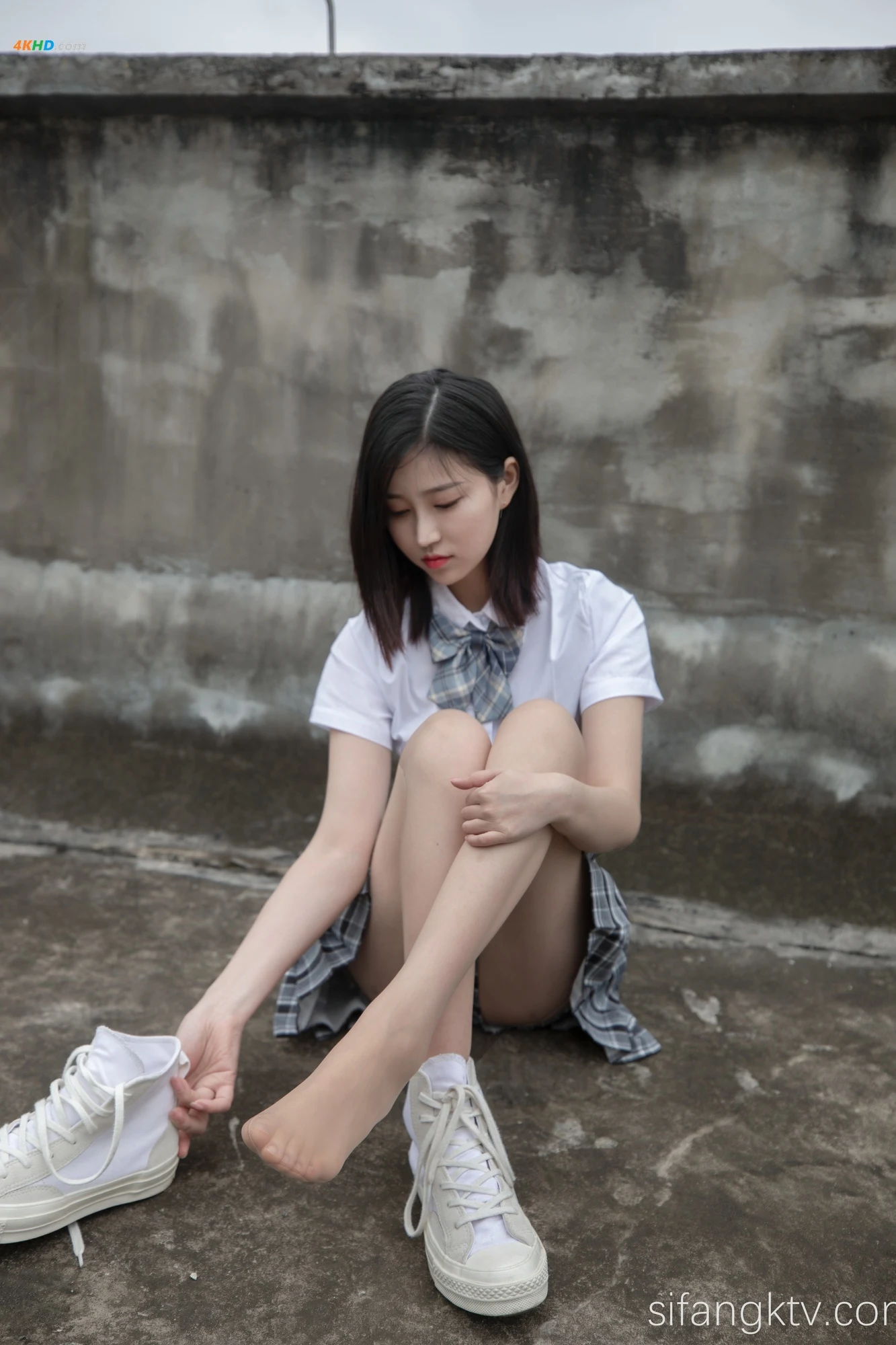 年年Nnian – 天台JK[739MB-78photos]