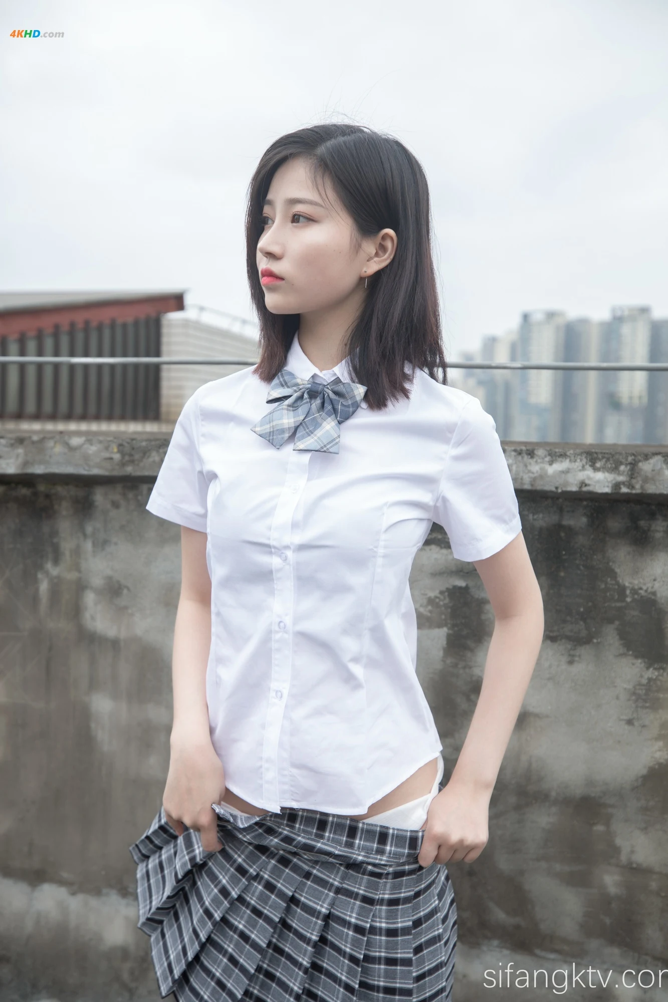 年年Nnian – 天台JK[739MB-78photos]