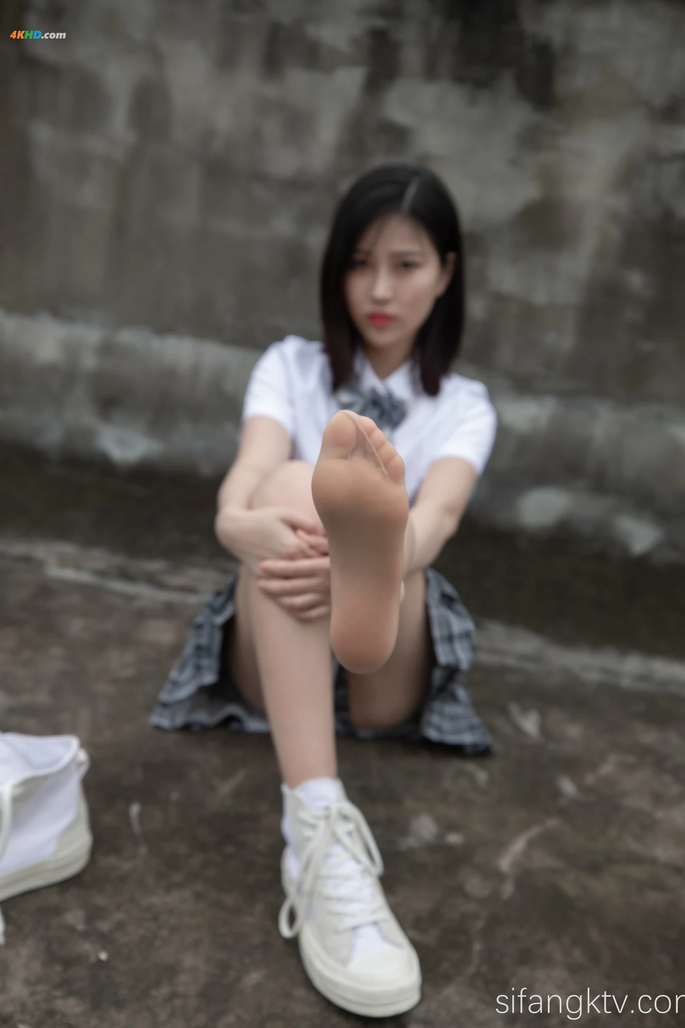 年年Nnian – 天台JK[739MB-78photos]
