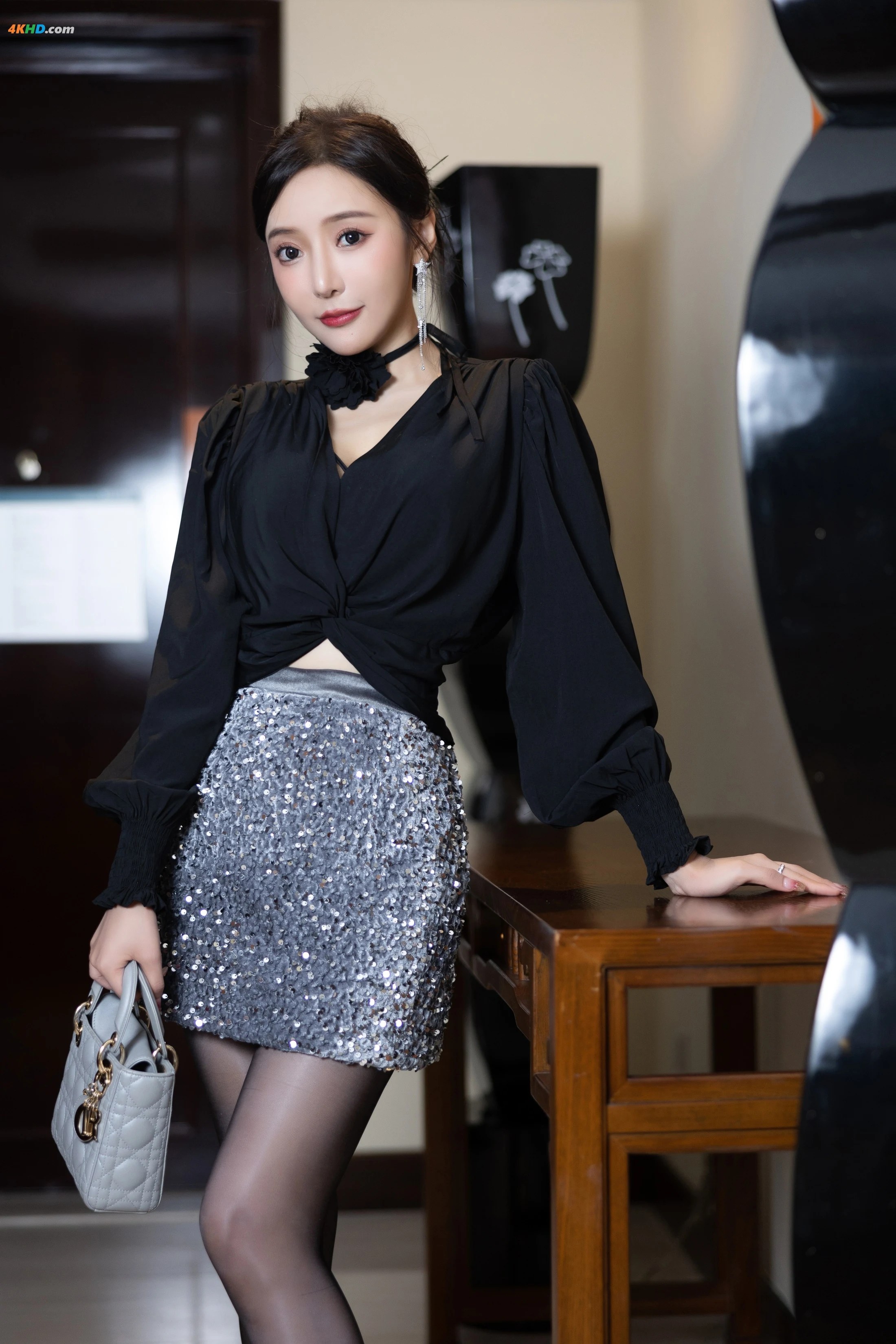 王馨瑶Yanni – 黑色上衣闪闪裙[1516MB-109photos]