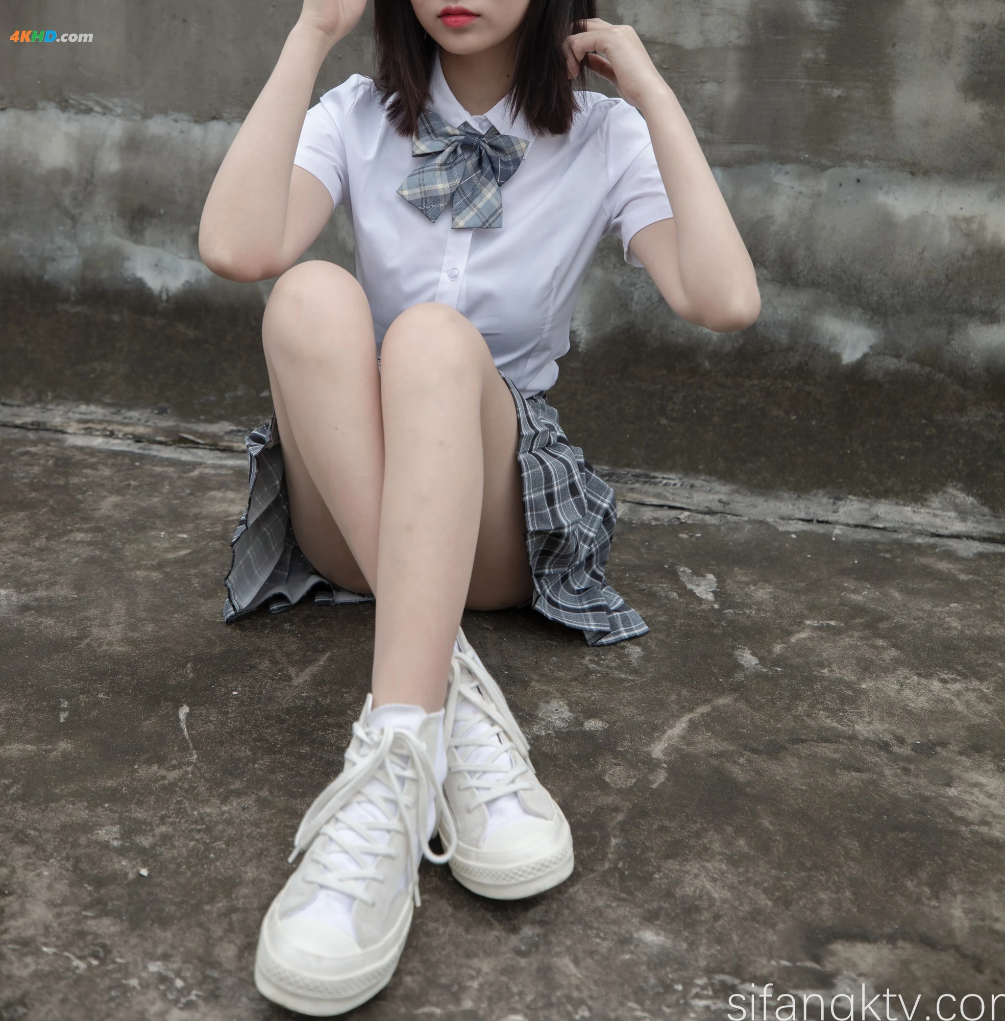 年年Nnian – 天台JK[739MB-78photos]