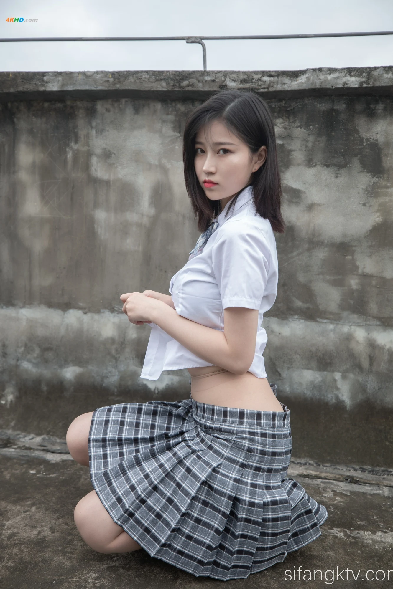 年年Nnian – 天台JK[739MB-78photos]