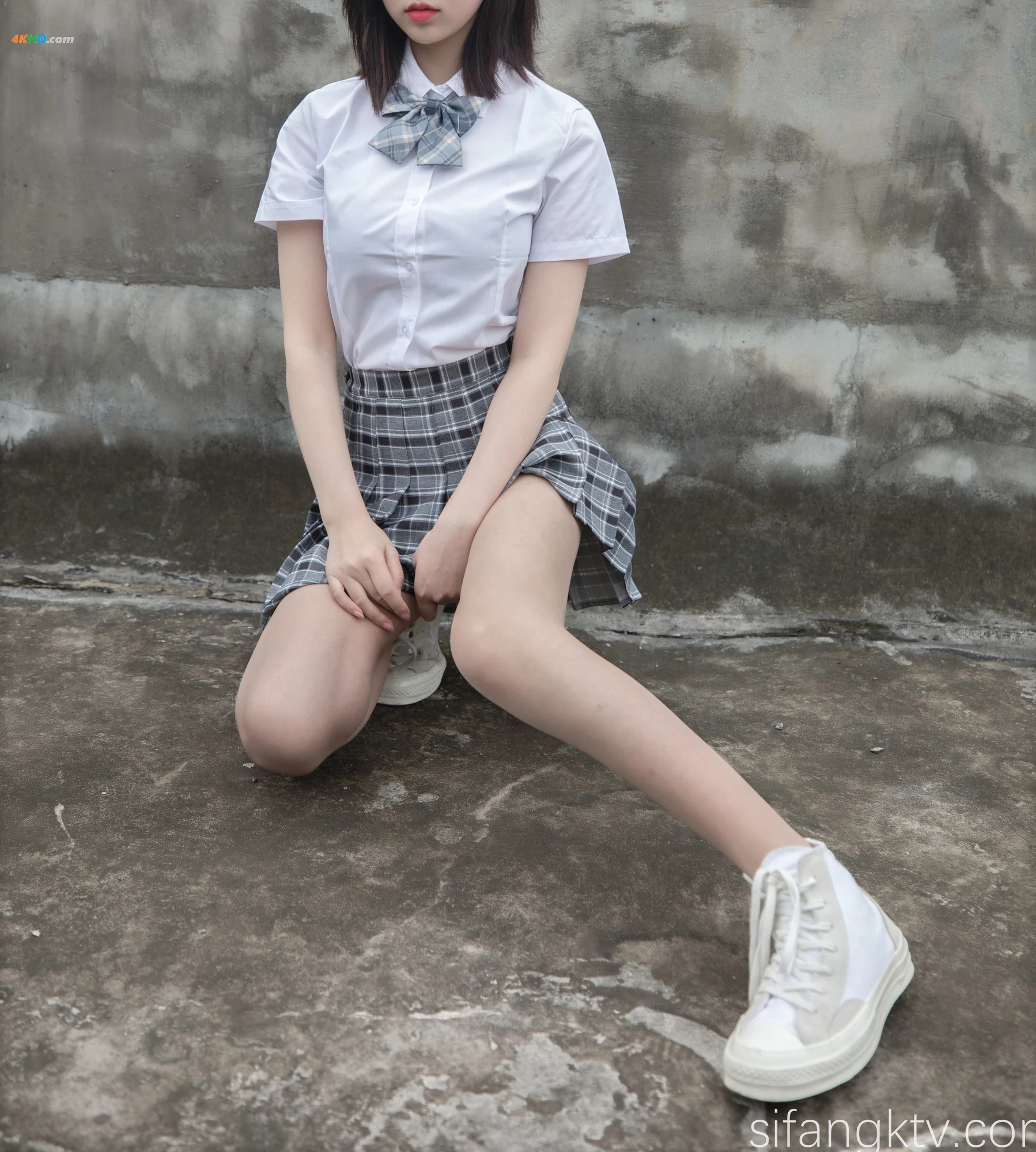 年年Nnian – 天台JK[739MB-78photos]