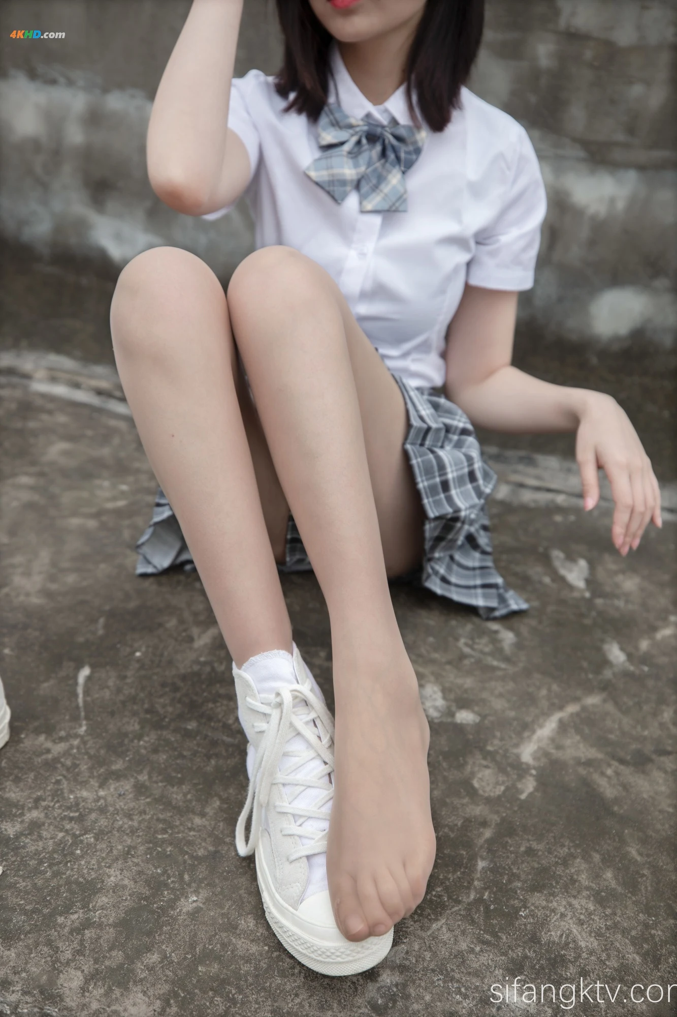 年年Nnian – 天台JK[739MB-78photos]